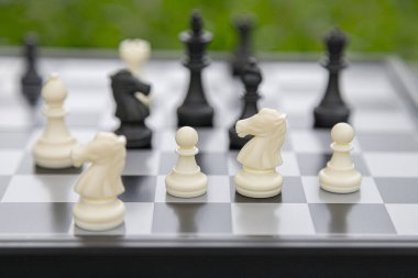 Satranç tahtası oyunu, strateji ve yeşil arka planlı iş konsepti yarışması