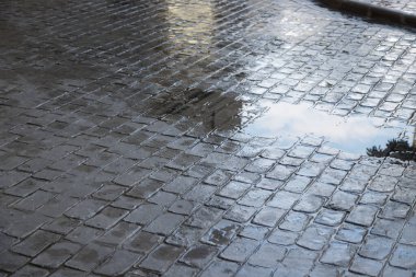 Arka planda ıslak su zemini yansıtma kullanımıyla damga betonu