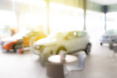 Arka planda bulanık bir araba.