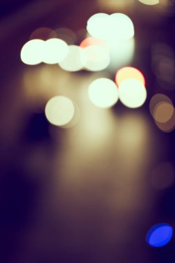 Şehir arka planındaki Bokeh hafif trafiğinin odak noktasını kapat