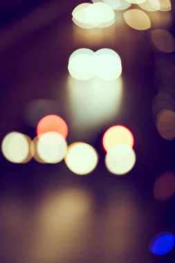 Şehir arka planındaki Bokeh hafif trafiğinin odak noktasını kapat