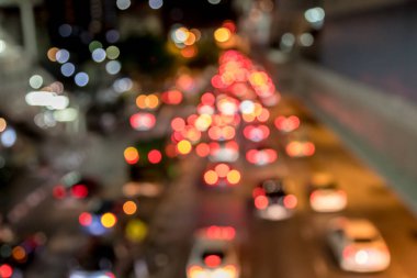 Şehirdeki gece araba ışıklarından Bokeh.