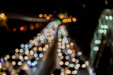 Şehirdeki gece araba ışıklarından Bokeh.