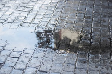 Arka planda ıslak su zemini yansıtma kullanımıyla damga betonu