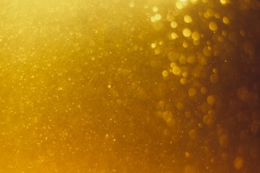 Arkaplanı kutlamak için bulanık altın bokeh yıldızlarını kullan