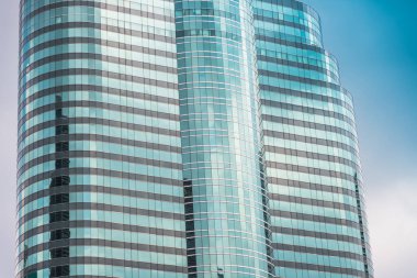 Mavi gökyüzü geçmişi olan lüks modern bina ofisini kapatın.