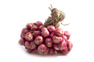 Tayland arpacığı, beyaz arka planda yemek pişirmek için kullanılan baharatlar.