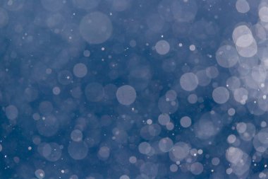 Soyut zarif sim parıltısı mavi arkaplana odaklanmış.