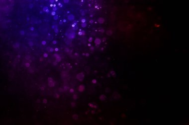 Siyah arkaplanda pembe ışıklar.