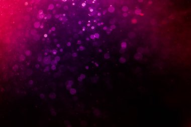 Siyah arkaplanda pembe ışıklar.