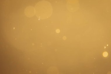 Siyah arkaplanda koyu soyut altın bokeh parıltısı