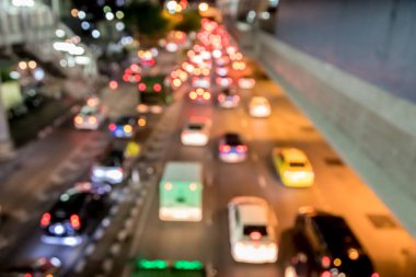 Şehirdeki gece araba ışıklarından Bokeh.