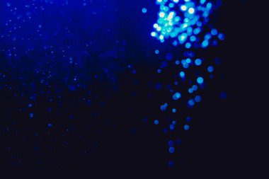 Kutlama arka planı için bulanık mavi bokeh 'in ışıldayan yıldızları