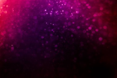 Siyah arkaplanda pembe ışıklar.