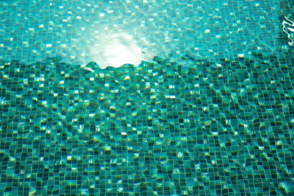 Blaues Aqua Schwimmbad Mit Plätscherndem Wasser — Stockfoto