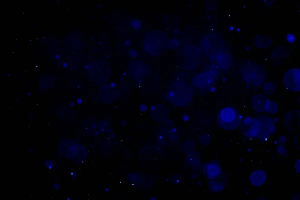 黒の背景に青いピンぼけ抽象 — ストック写真