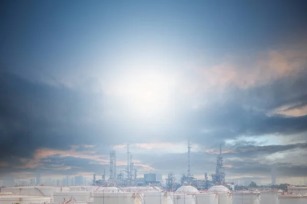 Peyrochemical Industry Oil Refinery Oil Gas Oil Storage Tank Sky — стокове фото