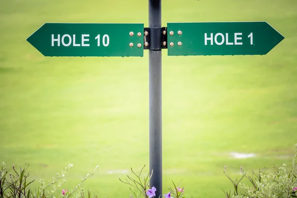 高尔夫球场 有花卉自然背景的1号孔洞及10号孔洞的开球标志 — 图库照片