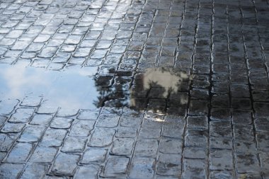 Arka planda ıslak su zemini yansıtma kullanımıyla damga betonu