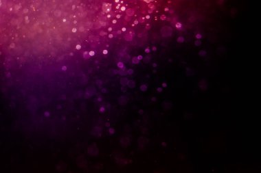 Siyah arkaplanda pembe ışıklar.