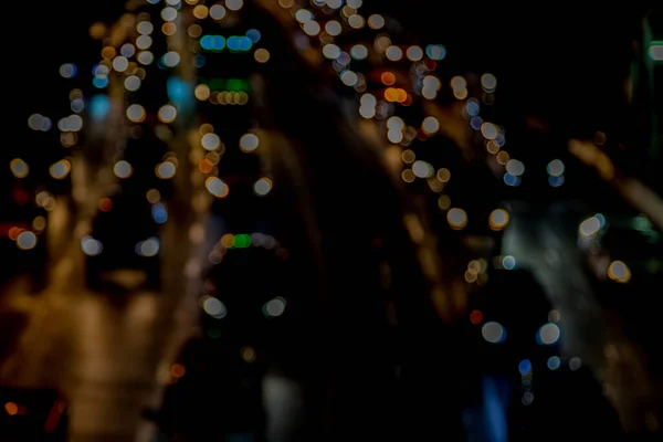 市内の夜の車のライトからぼっしょり — ストック写真