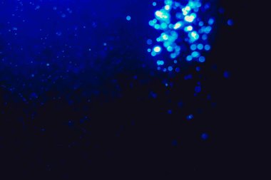 Kutlama arka planı için bulanık mavi bokeh 'in ışıldayan yıldızları