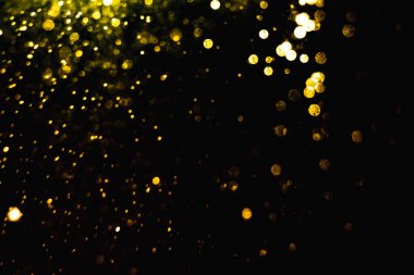 Arkaplanı kutlamak için bulanık altın bokeh yıldızlarını kullan