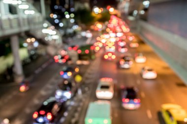 Şehirdeki gece araba ışıklarından Bokeh.