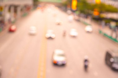 Arka plandaki bulanık araba şehrin hareket ışıkları antika.