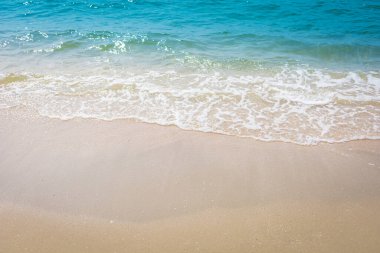Sahilin arka planında kum dalgası