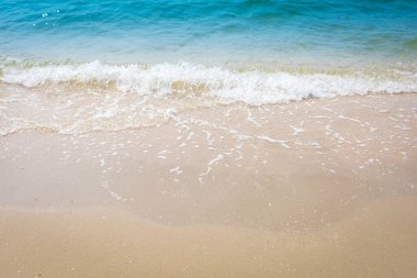 Sahilin arka planında kum dalgası