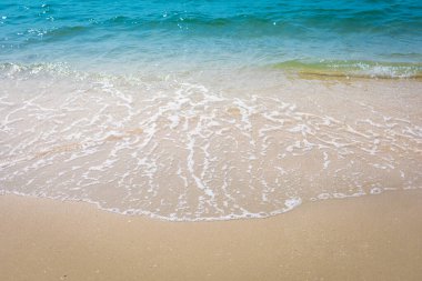 Sahilin arka planında kum dalgası