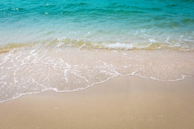 Sahilin arka planında kum dalgası