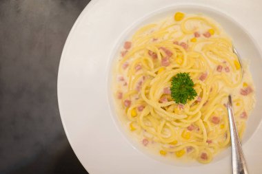 Masa dokusu arka planında Carbonara spagettisi