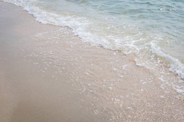 Sahilin arka planında kum dalgası