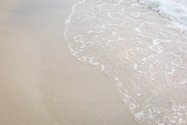 Sahilin arka planında kum dalgası