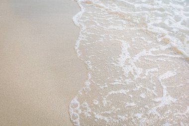 Sahilin arka planında kum dalgası