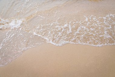 Sahilin arka planında kum dalgası