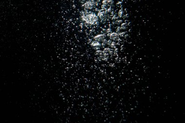 Siyah arkaplanda sudan gelen ışık bokeh