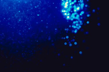 Kutlama arka planı için bulanık mavi bokeh 'in ışıldayan yıldızları