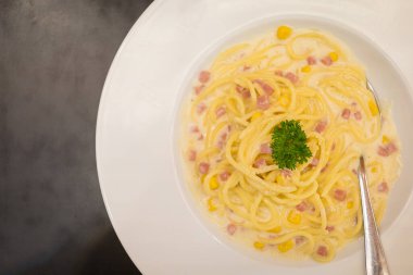 Masa dokusu arka planında Carbonara spagettisi