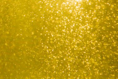 Sevgililer Günü için sprey suyun sebep olduğu altın rengi bokeh soyut arkaplan