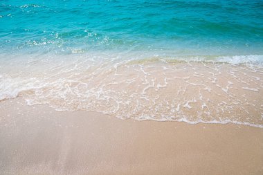 Sahilin arka planında kum dalgası