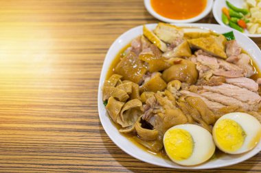 Tatlı tadı olan Tayland usulü domuz budu pilavı.