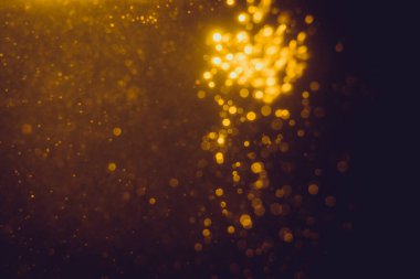 Arkaplanı kutlamak için bulanık altın bokeh yıldızlarını kullan