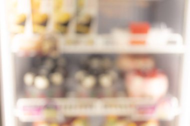 Raflar alışveriş merkezinin arka planına ürünleri yerleştirir