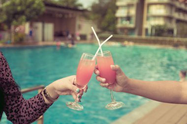 Kutlama toplantısı için havuzda kokteyl partisi.