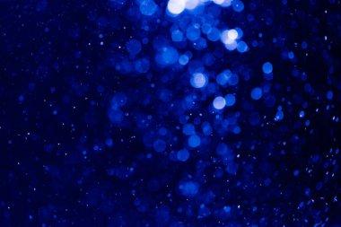 mavi bokeh siyah arkaplan ile neon ışıkları tarafından oluşturuldu