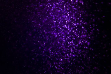 Sevgililer Günü için sprey suyun sebep olduğu mor bokeh soyut arkaplan