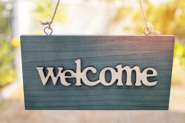 Hoş geldiniz işareti doğa arkaplanlı davet kavramı